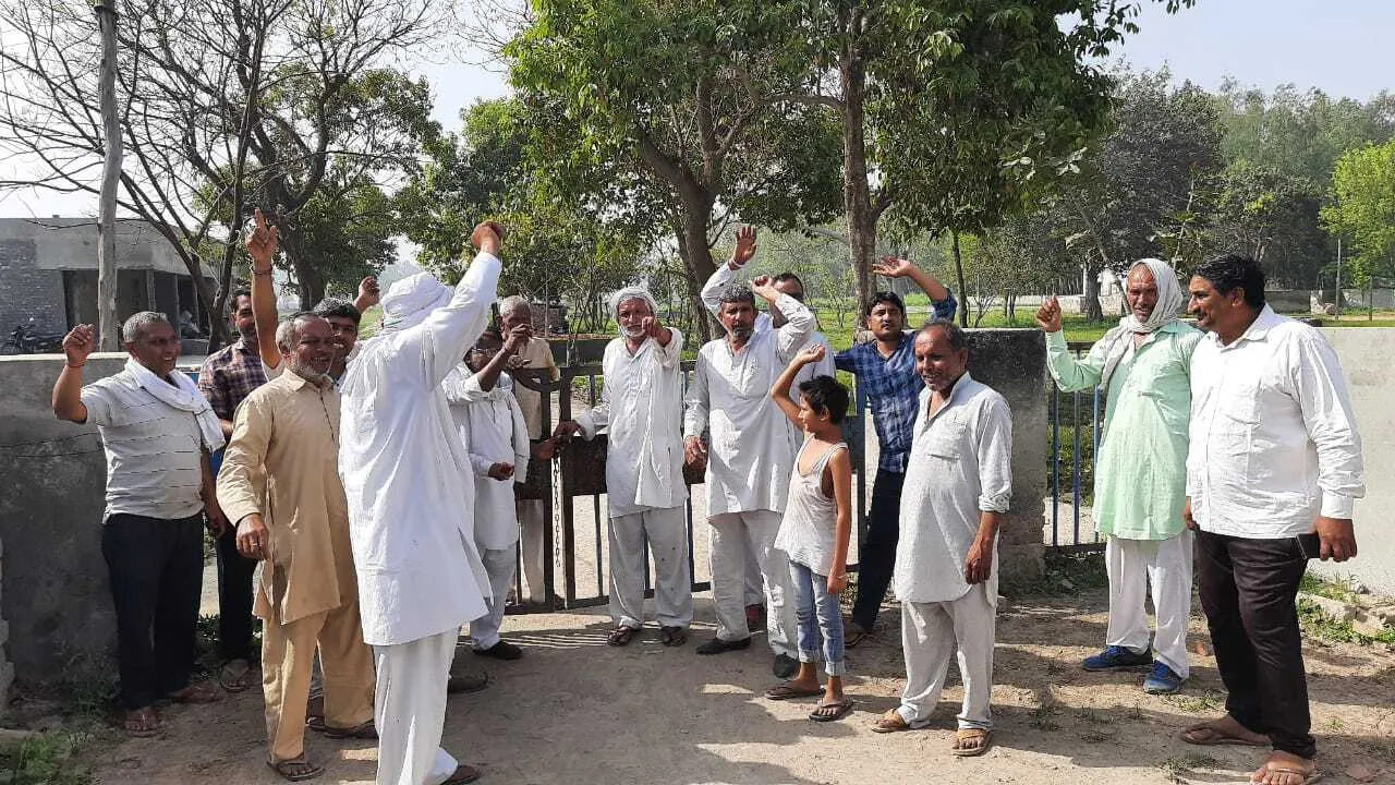 पेयजल किल्लत पर फूटा ग्रामीणों का गुस्सा, जलघर पर जड़ा ताला