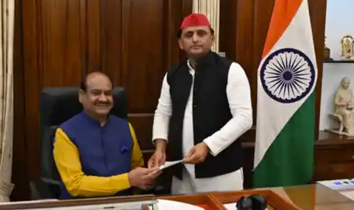 सपा सांसद अखिलेश यादव और आजम खान ने लोकसभा की सदस्यता से दिया इस्तीफा