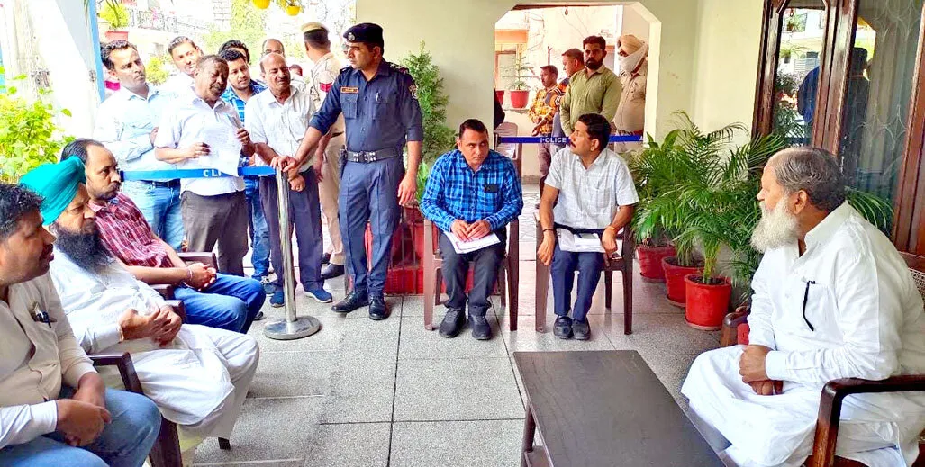 विदेश भेजने के नाम पर ठगी मामले में कार्रवाई के आदेश