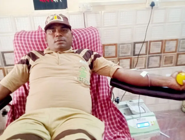 घायल व्यक्ति के इलाज में विजय इन्सां ने किया रक्तदान