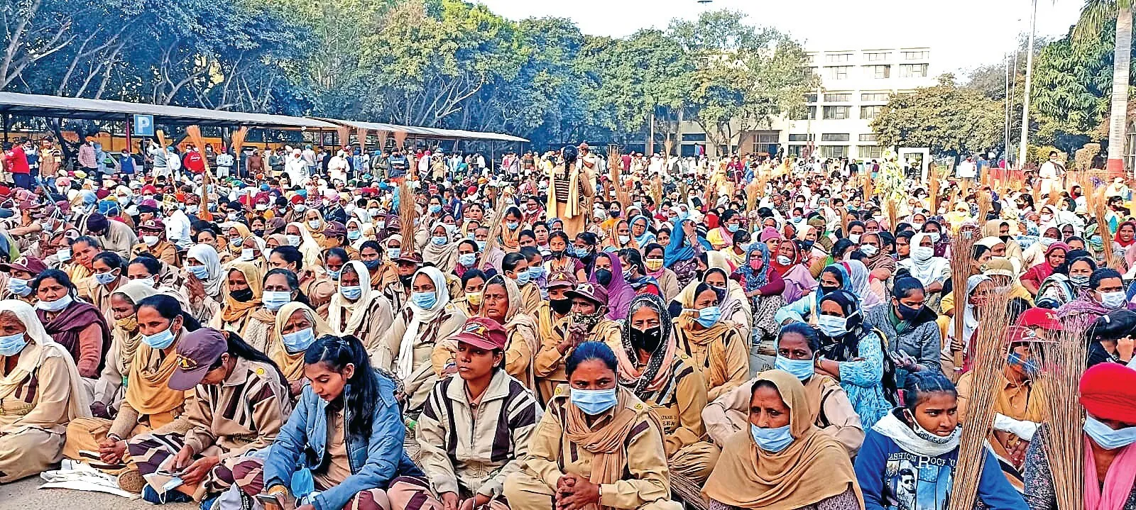 पहली बार सफाई महा अभियान में हिस्सा लेने वाले भी साध-संगत के जज्बे को देखकर हो उठे गदगद