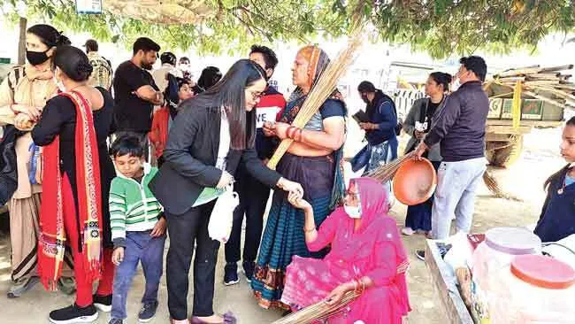 सफाई महाअभियान में मेडिकल टीम बांटती रही दवाएं