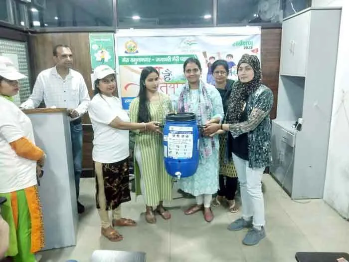 गजब: महिलाओं को स्वच्छ बिन देकर सिखाया किचन वेस्ट से खाद बनाना