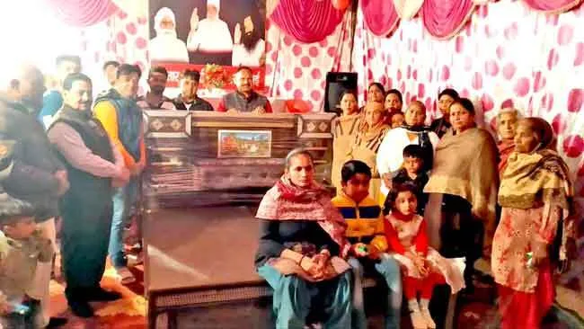 छत गिरने से टूट चुका का घर का काफी सामान, फिर फरिश्ता बनकर आए डेरा प्रेमी, की सहायता
