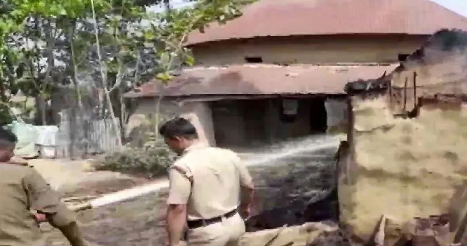 पश्चिम बंगाल में बदमाशों ने घरों में आग लगाई, 10 लोगों की मौत