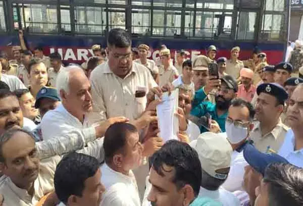 सीएम आवास का घेराव करने जा रहे रोडवेज कर्मियों को पुलिस ने रोका