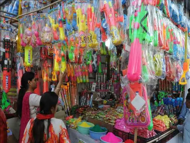 होली को लेकर बाजारों में छाने लगी रौनक