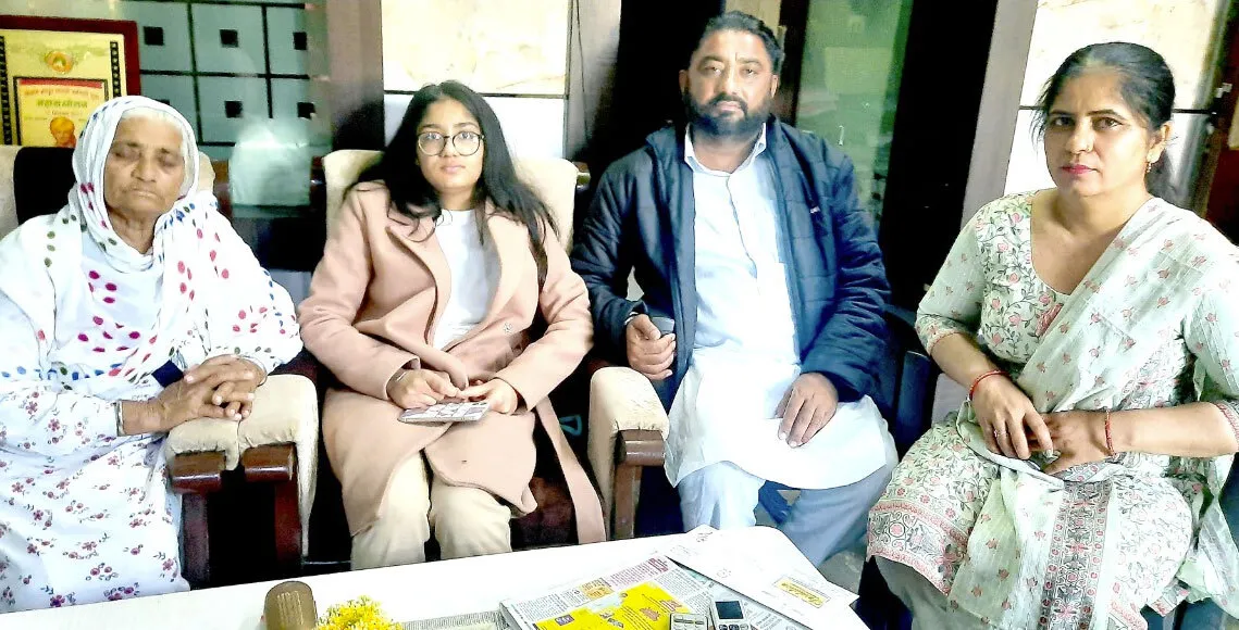यूक्रेन से दो छात्राएं लौटी घर, परिजन हुए भावुक