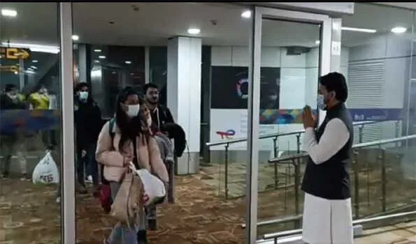 सूमी से निकाले गए भारतीय छात्र दिल्ली पहुंचे