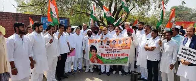 महंगाई पर लाल हुई कांग्रेस, किया प्रदर्शन
