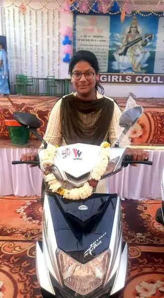 96.8 प्रतिशत अंक हासिल करने वाली खुशी इन्सां को मिली स्कूटी