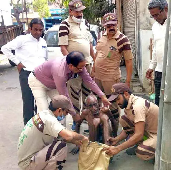 सेवादारों ने की मानसिक रोगी की संभाल