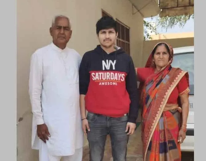 यूक्रेन से लौटे पौते को देखकर दादा-दादी को देख मितेंद्र सोनी रोक नहीं पाया खुशी के आंसू