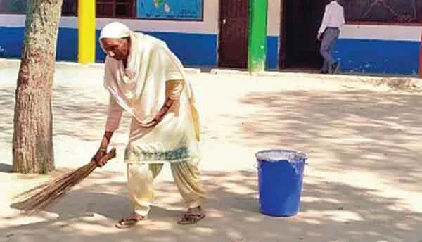 बेटा बना विधायक, मां नहीं भूली सफाई सेविका की ड्यूटी