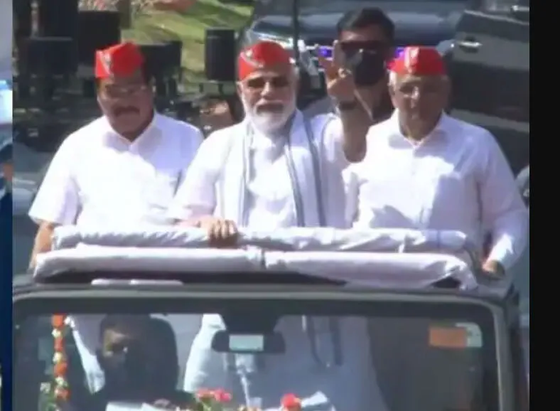 चार राज्यों में भारी जीत के बाद गृह-राज्य गुजरात में पीएम मोदी के रोड़ शो में उमड़े लोग