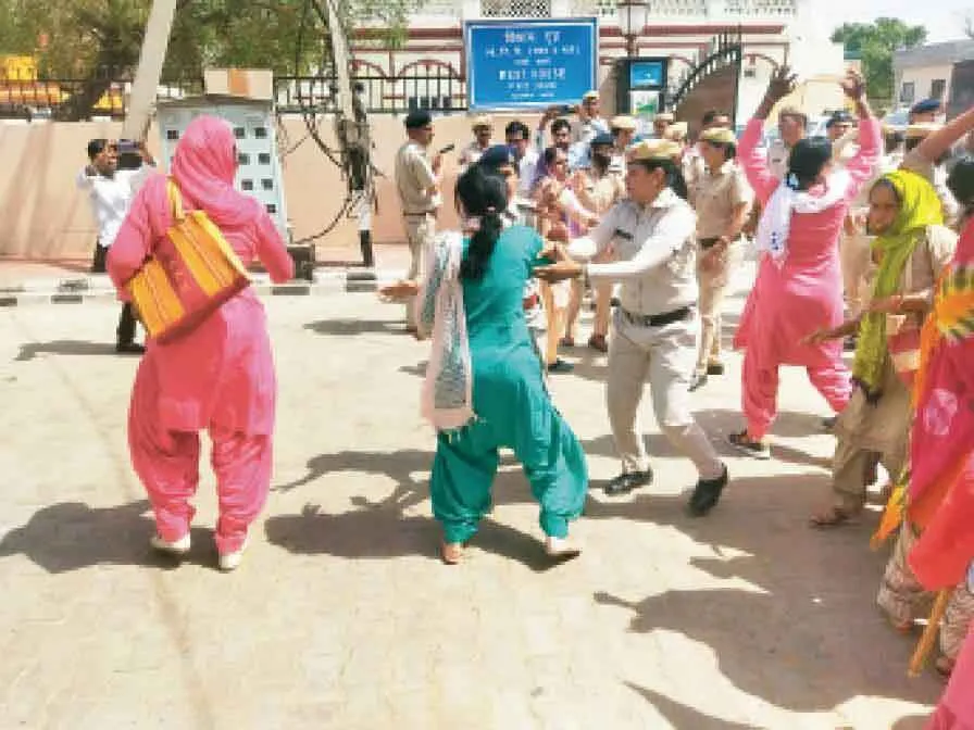 राष्ट्रव्यापी हड़ताल का मिला झुला रहा असर
