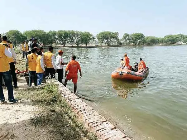 नहर में डूबे ग्रामीण, एनडीआरएफ की टीम ने बचाया