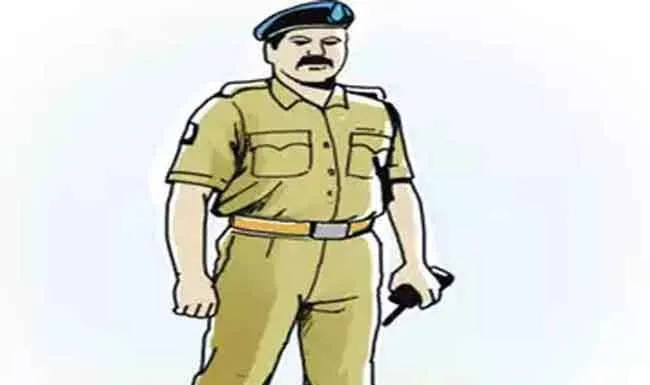 पुलिस टीम पर ग्रामीणों का हमला, एक घायल