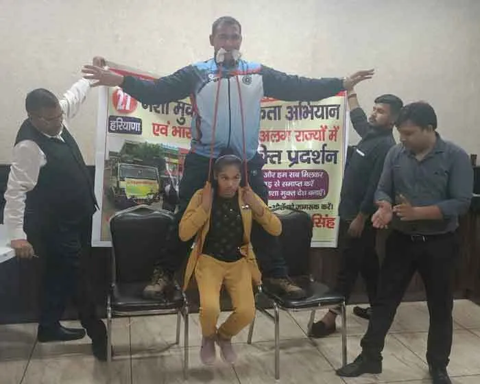 दांतों से बच्चे को झूला झुलाकर किया 27वां शक्ति प्रदर्शन