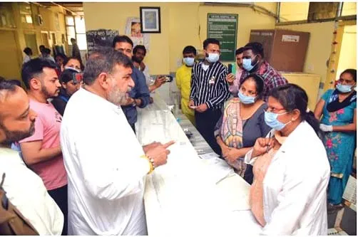 एक्शन में आप विधायक, अस्पतालों में व्यस्थाओं को देखा, प्रबंधकों में हड़कंप