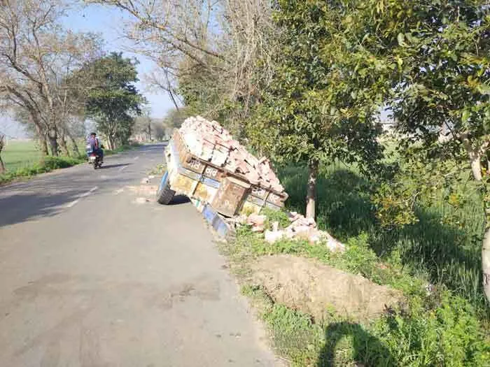 रतिया से जाखल रोड़ बदहाल, चालक व राहगीर परेशान