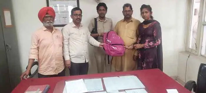 रोडवेज चालक-परिचालक ने बैग लौटाकर दिखाई ईमानदारी