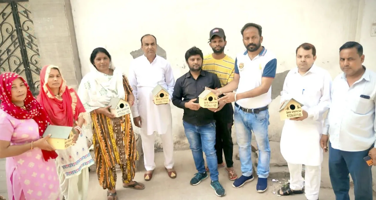 लुप्त हो रही चिड़ियां, बचाने के लिए अमित बांट रहा ‘घोंसले’