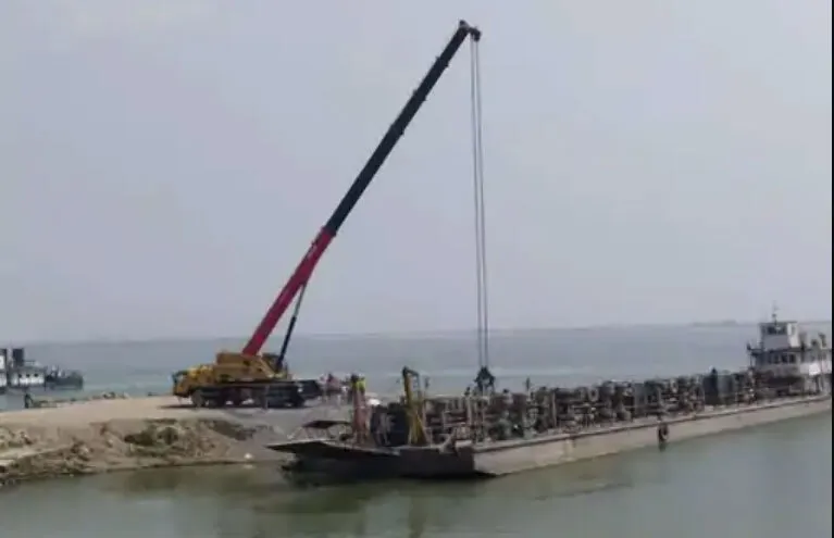 झारखंड-बिहार के बीच गंगा नदी में हादसा, स्टाफ के साथ नदी में गिरे स्टोन से भरे 5 ट्रक, 10 लापता