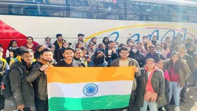 तिरंगे लगी गाड़ी को नहीं रोक रहे यूक्रेन व रूस के सैनिक