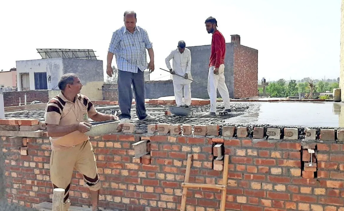 आशियाना मुहिम के तहत साध-संगत ने जरूरतमंद विधवा महिला का बनवाया मकान