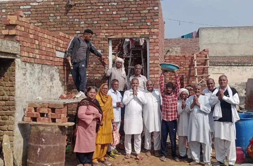जरूरतमंद महिला को आशियाना देने के लिए आगे आए पूंडरी के डेरा अनुयायी