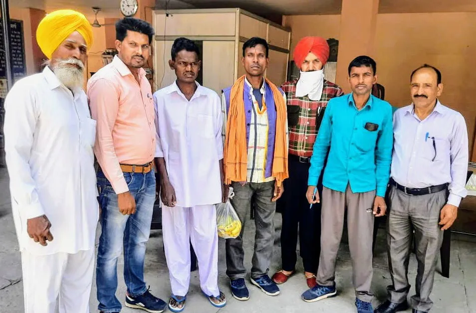 4 सालों से बिछुड़े युवक को डेरा श्रद्धालुओं ने परिवार से मिलवाया