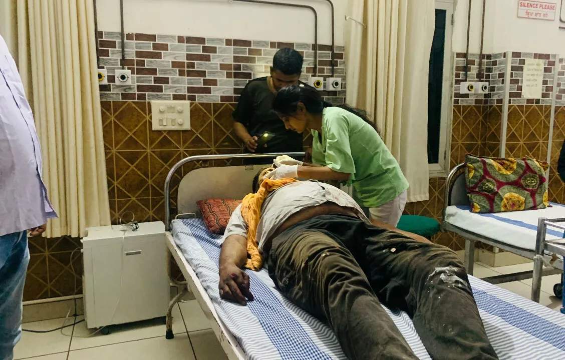 सच कहूँ टीम ने सड़क पर घायल पड़े शख्स की बचाई जान