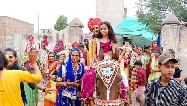 धर्म की बेटी बनाकर शादी में निकाली बिनोरी