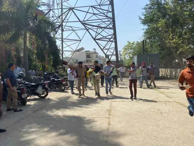 बीएसएनएल एक्सचेंज के 310 फुट ऊंचे टावर पर चढ़ा व्यक्ति