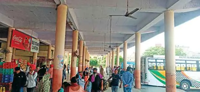 बस स्टैंड बरनाला का हाल, बंद पंखे, मुसाफिर बेहाल