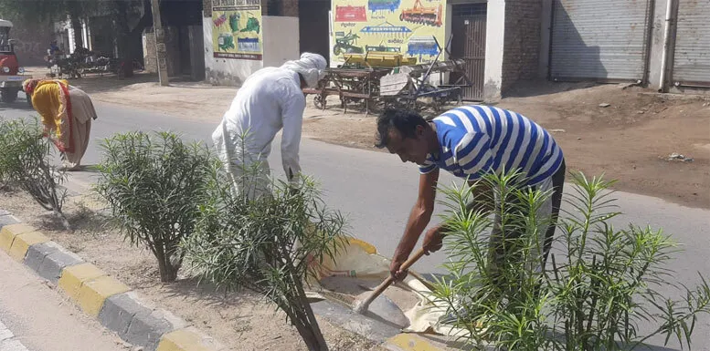 पावन भंडारे की खुशी में कल्याण नगर की साध-संगत ने चलाया सफाई अभियान
