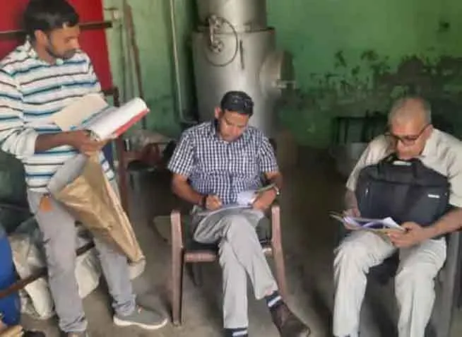 सीसर में दुग्ध यूनिट पर सीएम फ्लाइंग का छापा, 16 सैंपल जांच के लिए भेजे