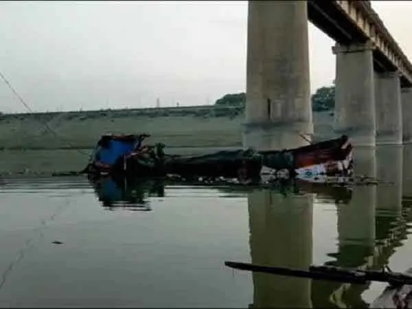 हमीरपुर में भिड़ंत के बाद ट्रक नदी में गिरा,दो मरे