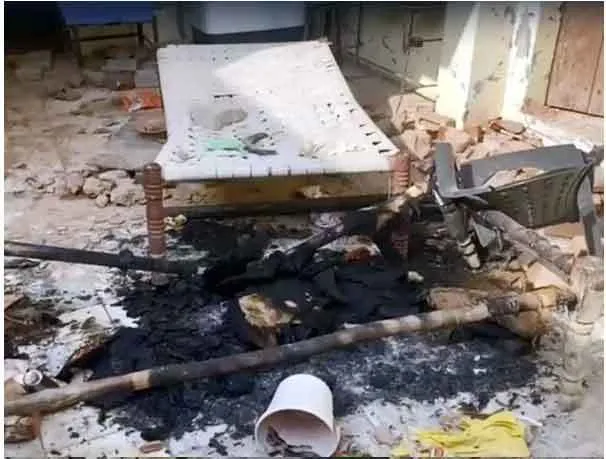 युवकों ने पत्थरबाजी के बाद, सोये हुए बच्चे की चारपाई में लगा दी आग