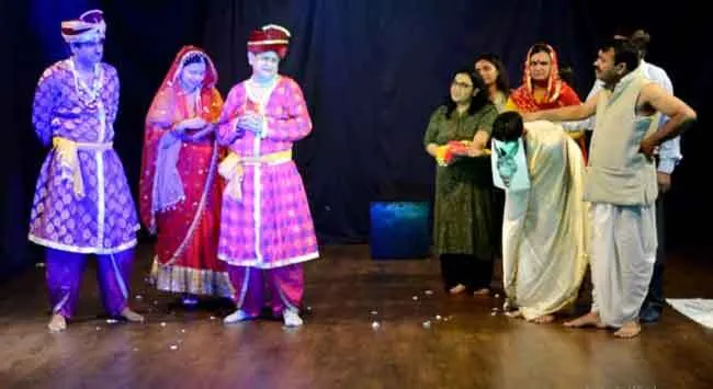 अमीरी-गरीबी के फर्क को दिखाता है नाटक गधे की बारात