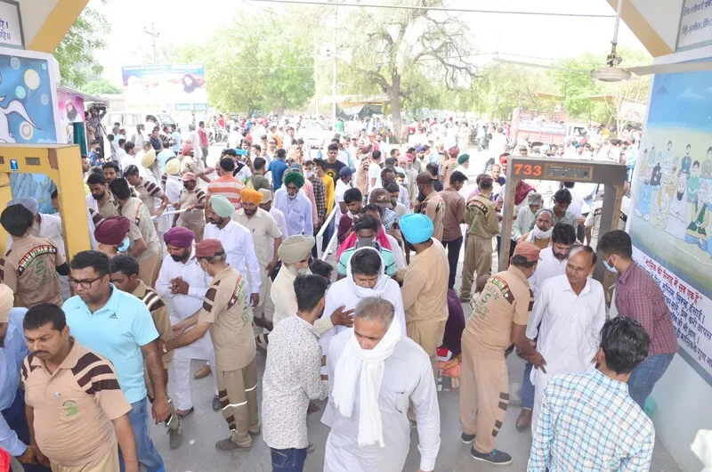 सड़कों पर श्रद्धा का अथाह समुन्द्र…देखें पावन भंडारे का लाइव नजारा