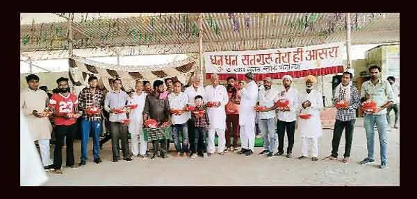 पक्षियों की प्यास बुझाने के लिए साध संगत ने बांटे 200 सकोरे