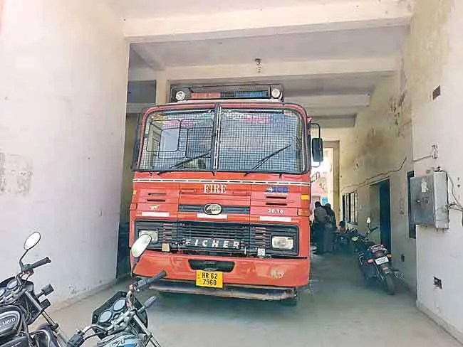 कैसे बुझेगी आग, फायर स्टेशन में कर्मचारियों का टोटा?
