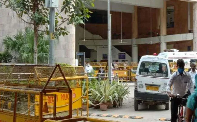 रोहणी कोर्ट में गलती से गोली चली, दो घायल