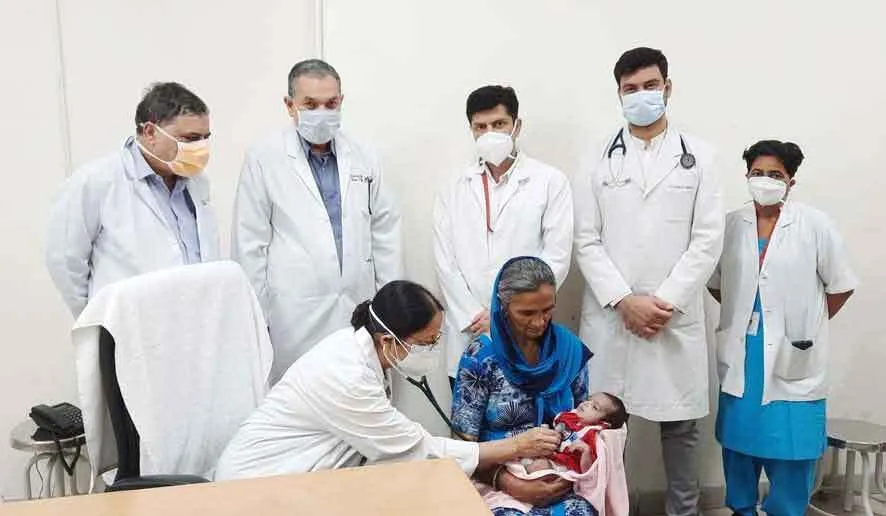 बिना शल्य चिकित्सा के पैर की नस के माध्यम से ऑप्रेशन कर बचाई डेढ़ वर्षीय बच्ची की जान