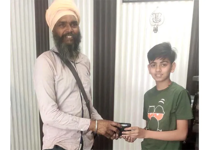 डेरा श्रद्धालु ने असली मालिक को लौटाया मोबाइल फोन