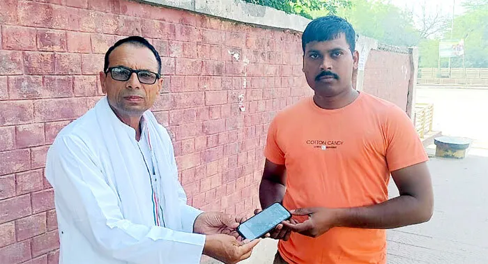 डेरा श्रद्धालु ने मोबाइल फोन लौटाकर दिखाई ईमानदारी