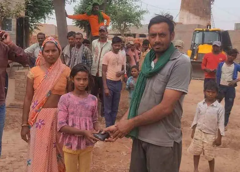 रुपयों से भरा पर्स लौटाकर दिखाई ईमानदारी