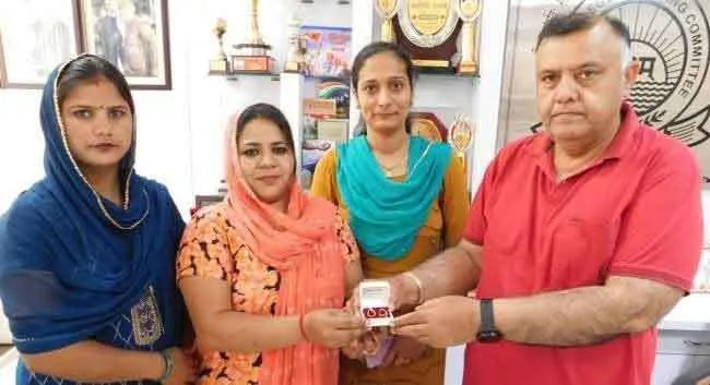 स्कूल में गिरे झुमके लौटाकर अध्यापिका ने दिया ईमानदारी का परिचय